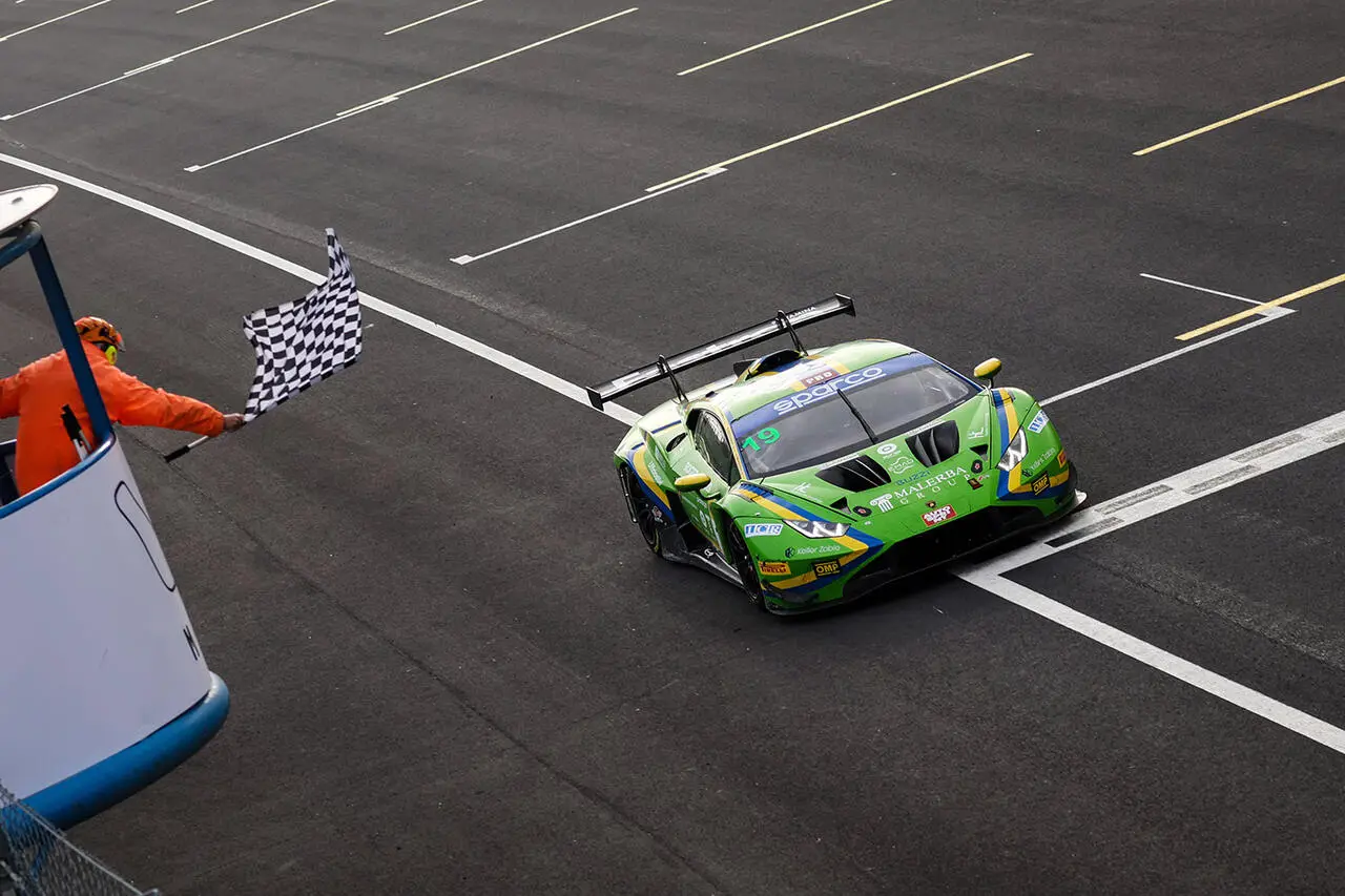 Riccardo Cazzaniga sotto la bandiera a scacchi