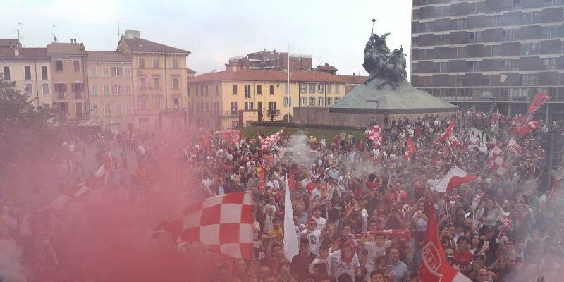 Il centro di Monza colorato di biancorosso