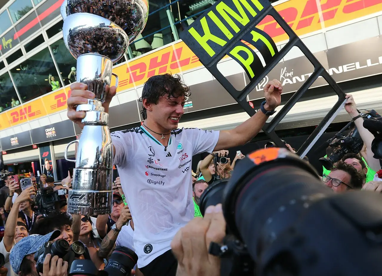 Kimi Antonelli festeggia con la squadra