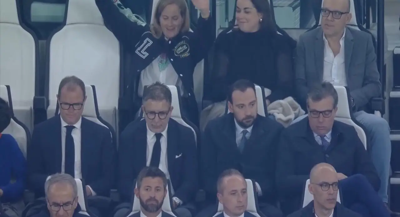 Manna in tribuna con Giuntoli (DAZN)