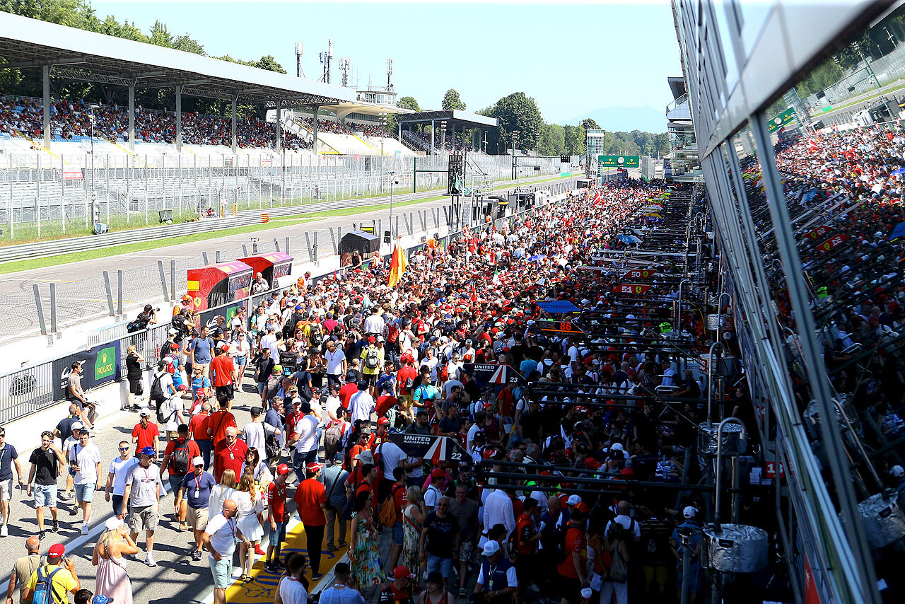 Il pubblico lungo la pit lane a Monza nel 2023