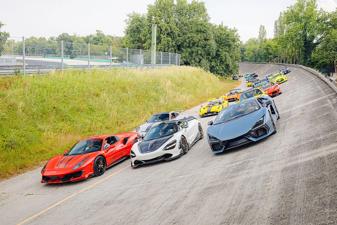 La parata sulle sopraelevate con le Supercar