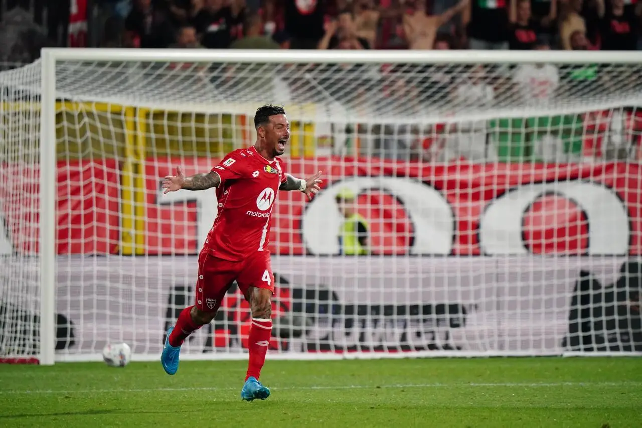 9 agosto 2024, U-Power Stadium: Armando Izzo festeggia dopo aver trasformato il decisivo calcio di rigore che qualificava il Monza ai sedicesimi di Coppa Italia