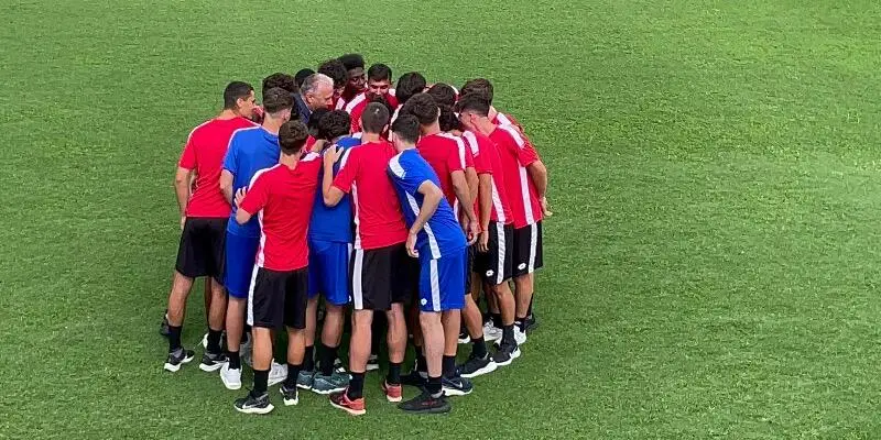 La primavera biancorossa riunita in cerchio