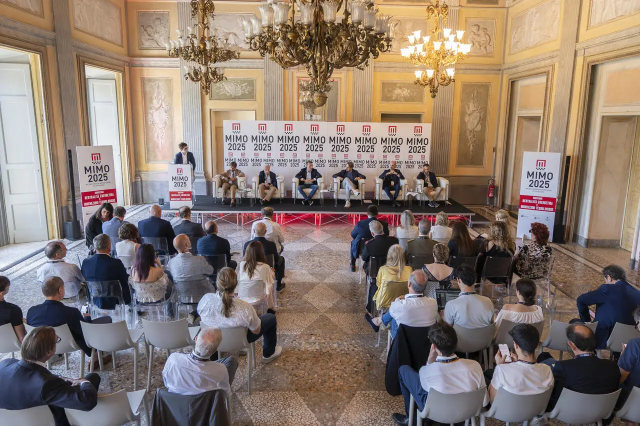 Il palco e gli ospiti della conferenza in Villa Reale