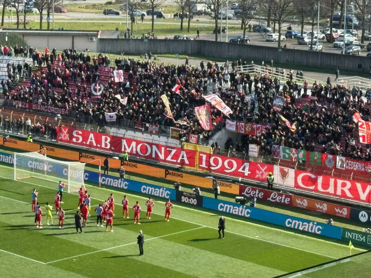 La squadra a fine partita sotto la curva