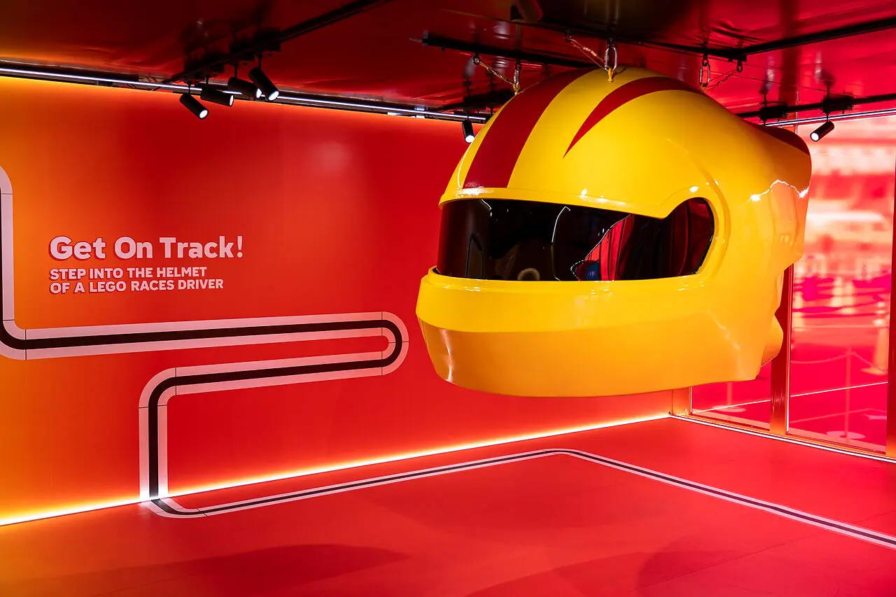 Casco gigante LEGO F1 nella Fan Zone dell’Autodromo di Monza