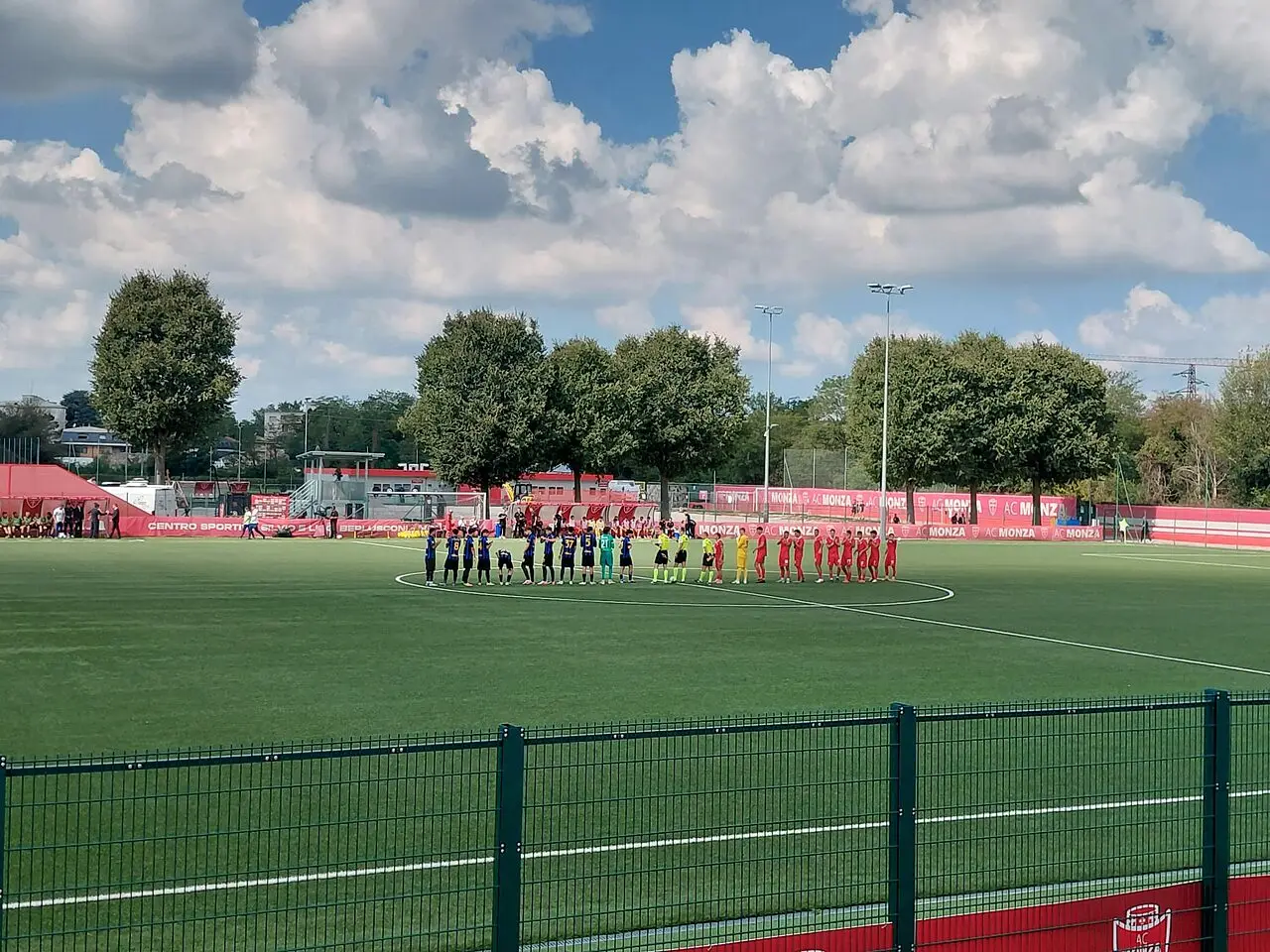 Le squadre Primavera di Monza e Inter schierate a centrocampo a Monzello