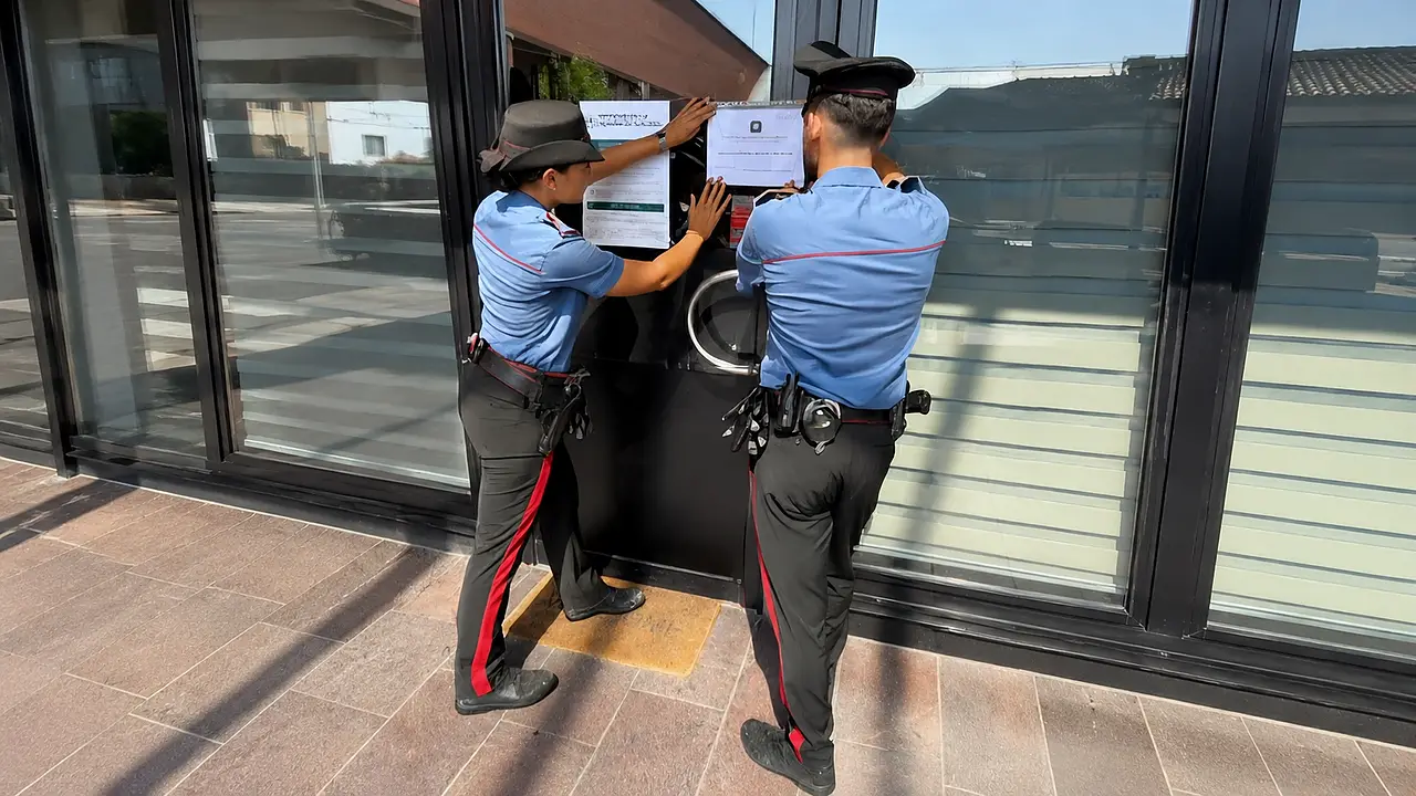 Carabinieri chiudono locale