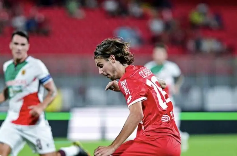 Andrea Colpani in azione contro la Reggiana nel precedente più recente di Coppa Italia. Sullo sfondo Luca Cigarini, autore del decisivo 1-2 dal dischetto