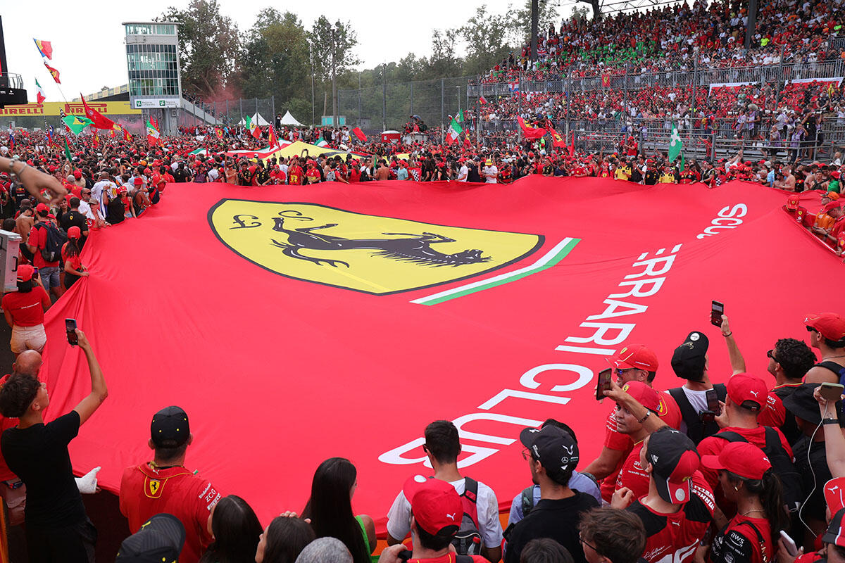 La festa dei tifosi Ferrari e l'invasione di pista