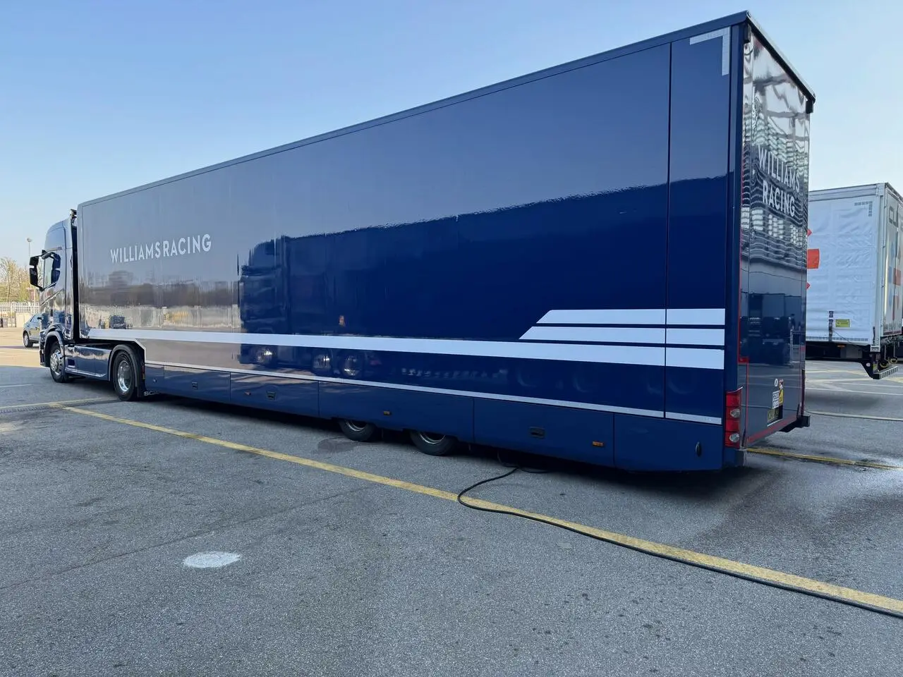 Il camion della Williams F1 nei box di Monza