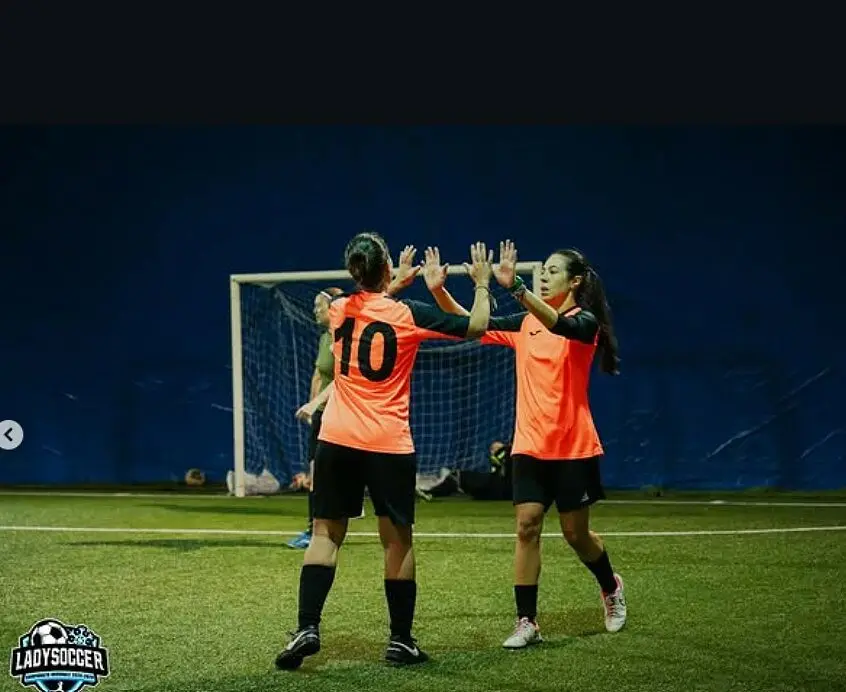 Lady soccer in azione