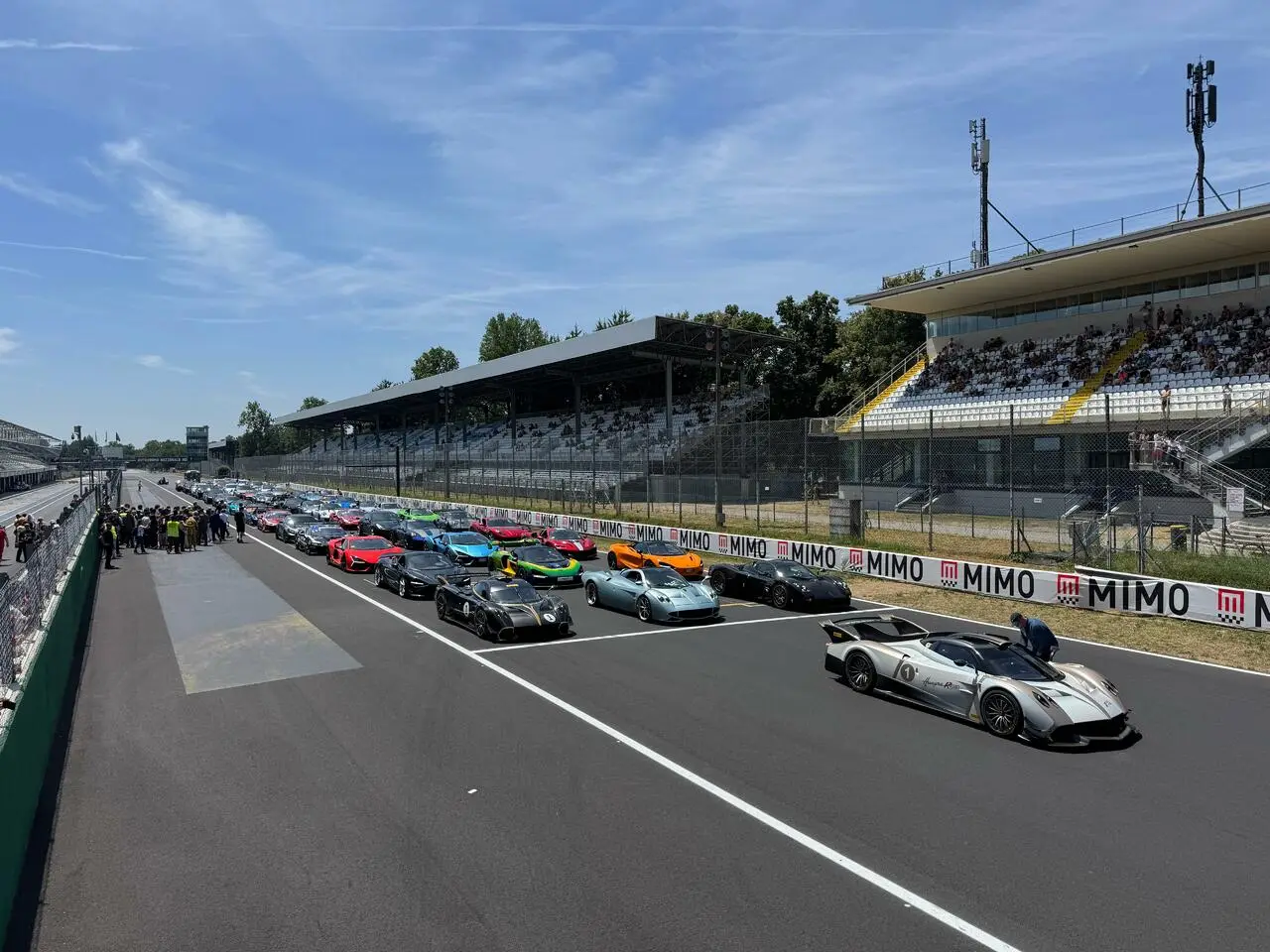 Le vetture sul rettifilo d'arrivo di Monza