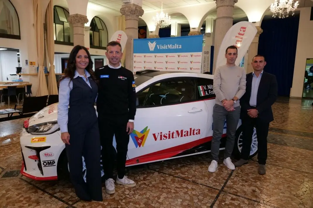Nibali con la Yaris con cui gareggerà a Monza