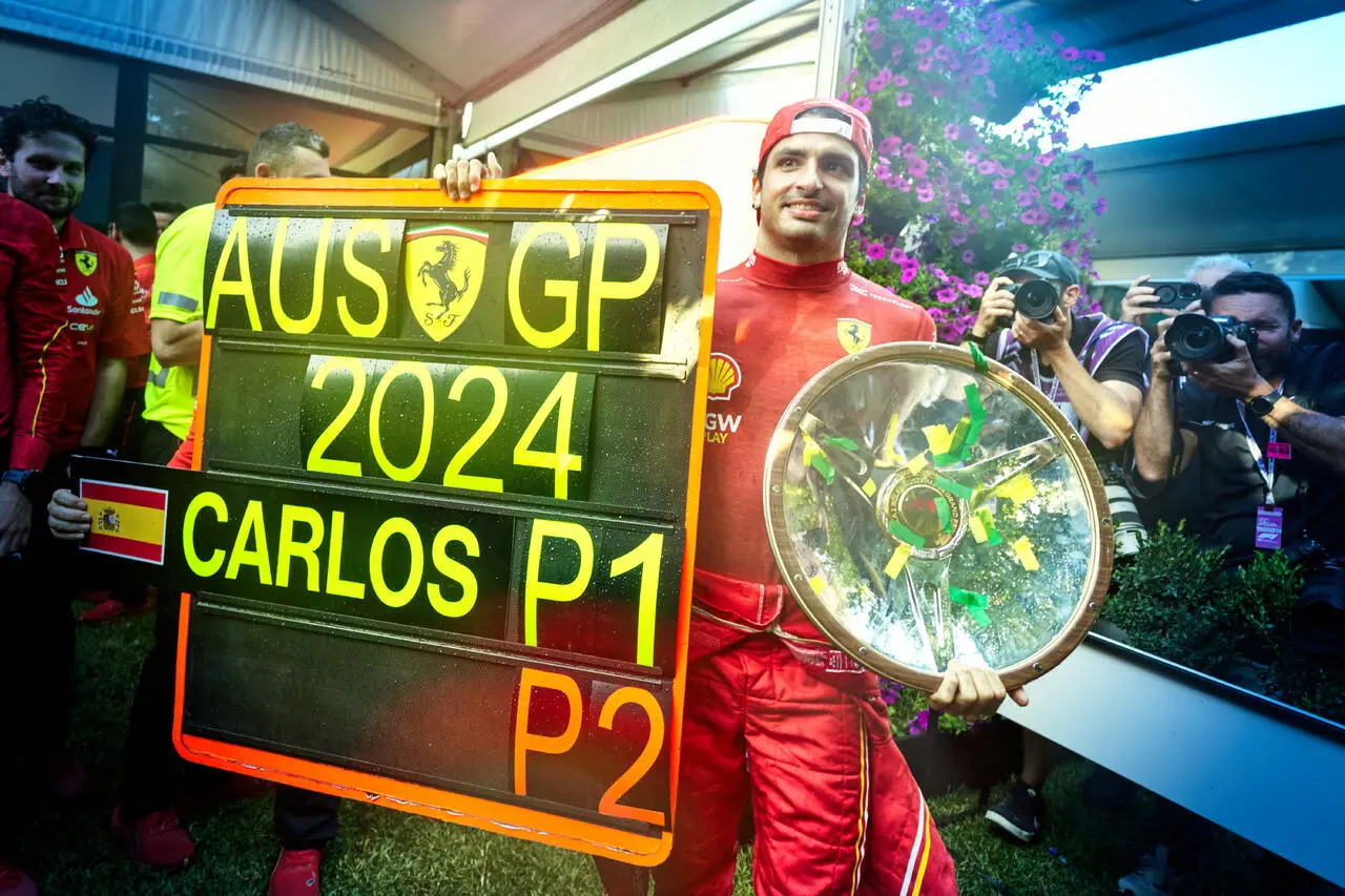 Carlos Sainz e la Ferrari vincitori a Melbourne