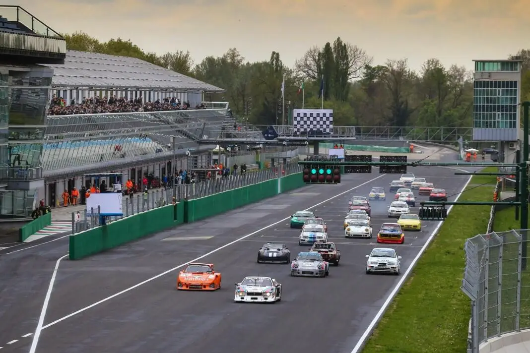La partenza dell'Historic Racing Weekend