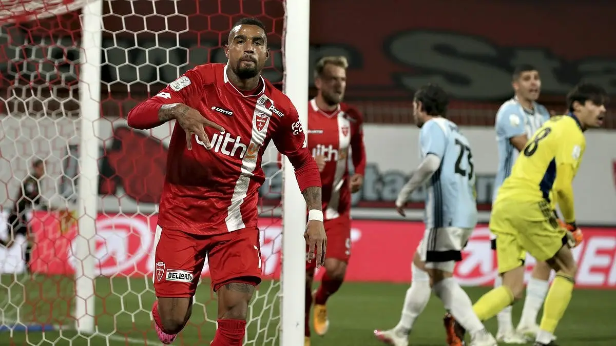 Kevin-Prince Boateng, autore di una doppietta, festeggia nel 5-0 sulla Virtus Entella del 15 dicembre 2020