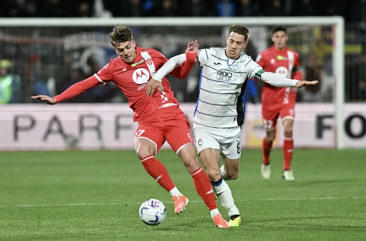 Daniel Maldini, auotre del gol biancorosso, contrastato da Pašalić in Monza-Atalanta del 21 aprile 2024