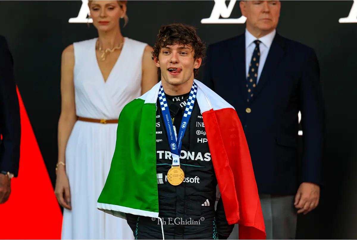 Kimi Antonelli sul podio di Monaco