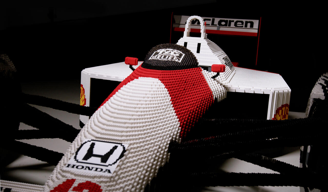 Un dettaglio della McLaren di Senna in mattoncini Lego
