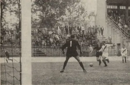 Foto Il Cittadino: dopo una imperiosa discesa Mariano Melonari lascia partire il tiro del pareggio.