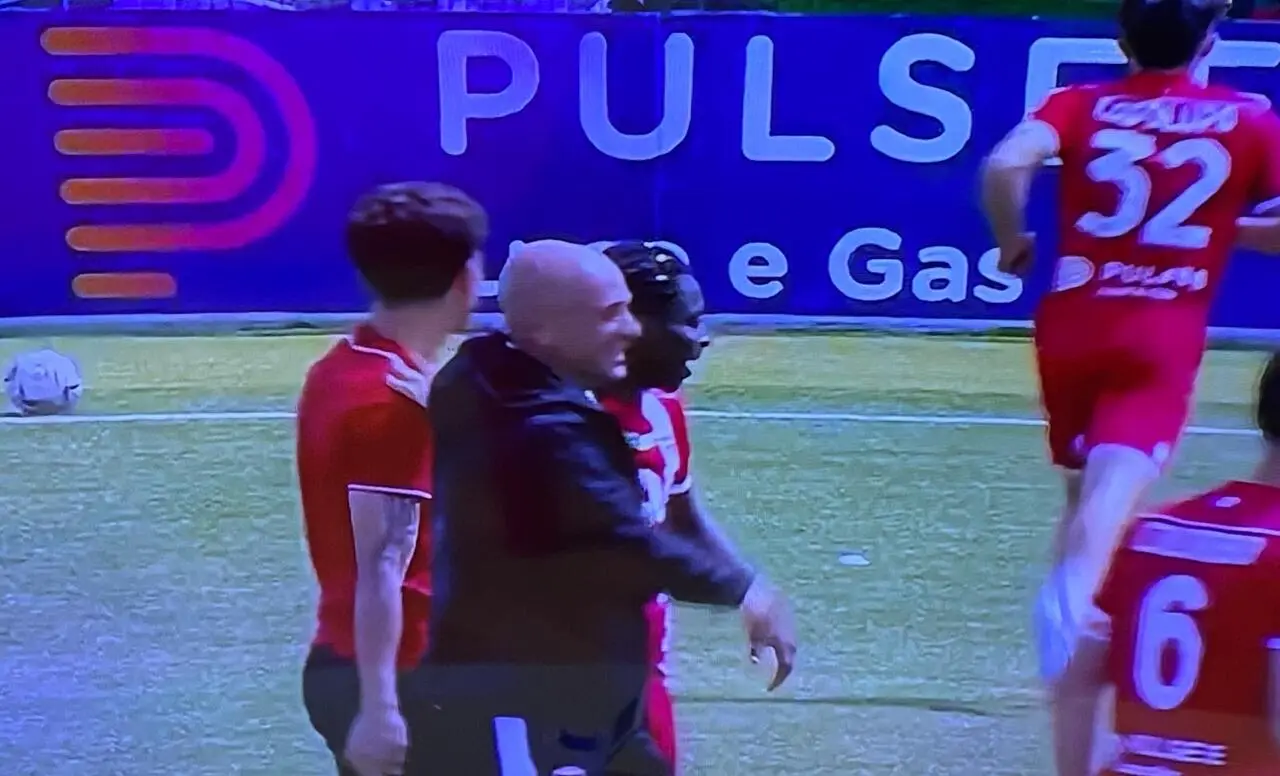 Il mister Oscar Brevi festeggia la salvezza con la squadra