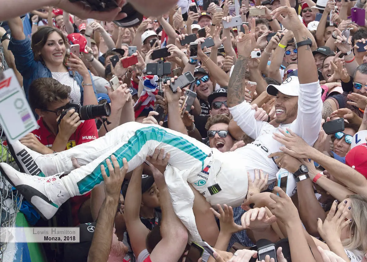 Lewis Hamilton si lancia sul pubblico di Monza