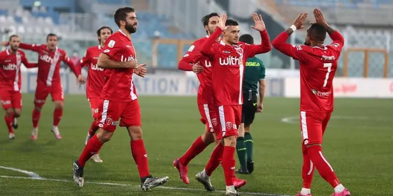 L’ex di turno Davide Bettella festeggia con i compagni una delle due reti al Pescara del 19 dicembre 2020. Foto AC Monza