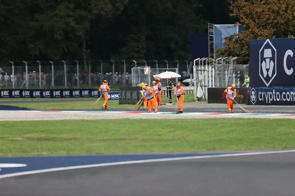 I commissari di percorso in azione all'Autodromo di Monza