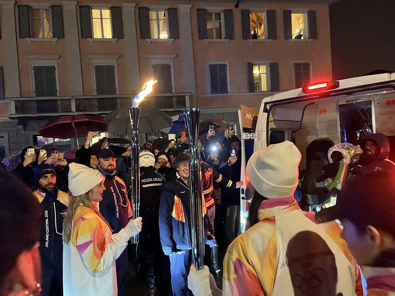 La Torcia Olimpica nei pressi del Ponte dei Leoni