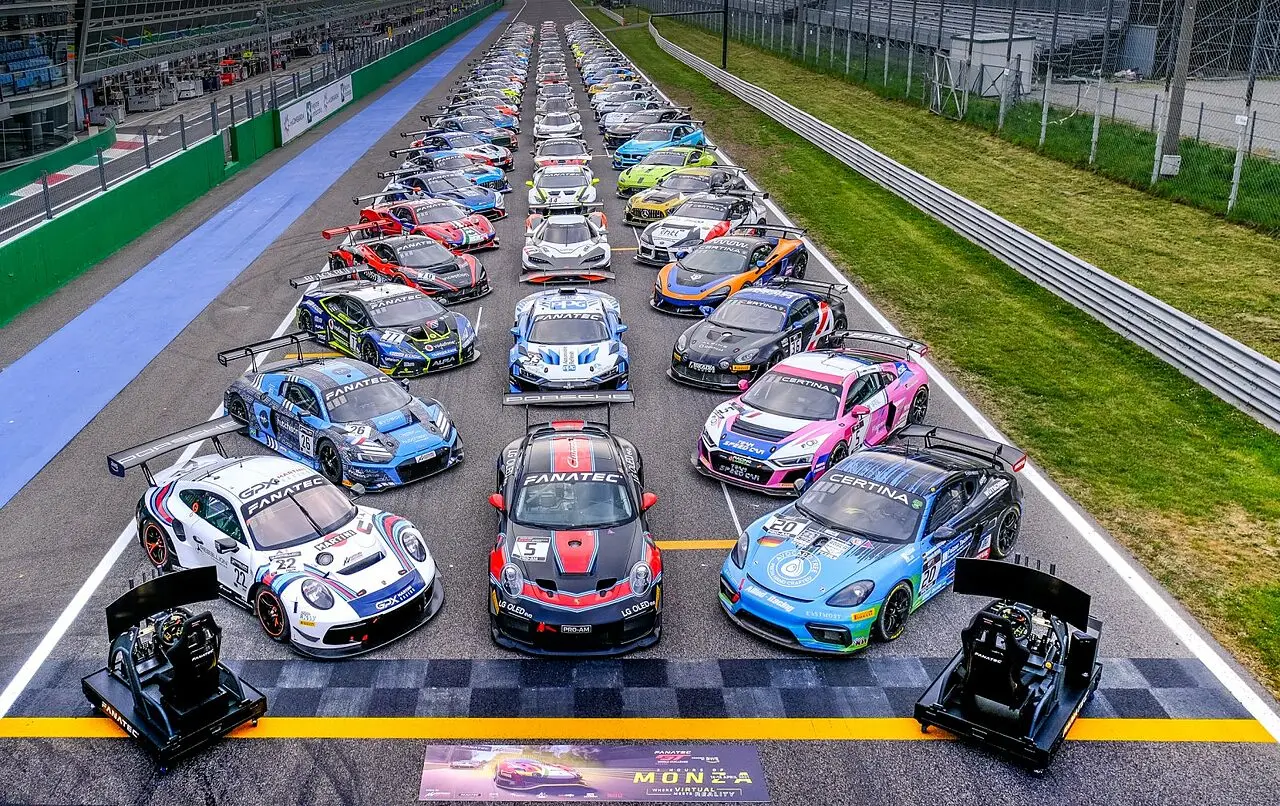Il rettilineo di Monza con le vetture del GTWC