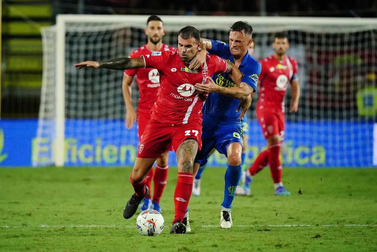 Andrea Petagna contrastato da Liam Henderson in Empoli-Monza del 17 agosto 2024