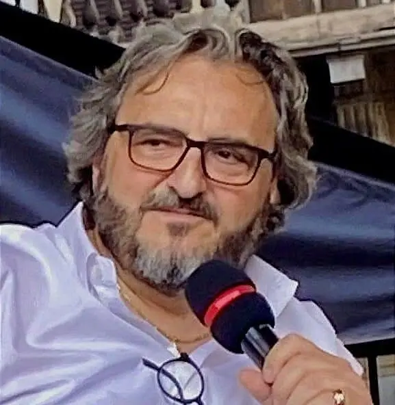 Il giornalista Carlo Gaeta durante un intervento con il microfono