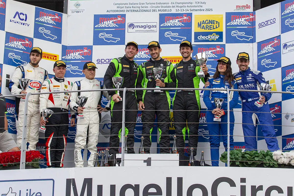 Paolo Calcagno e i compagni sul gradino più alto del podio al Mugello