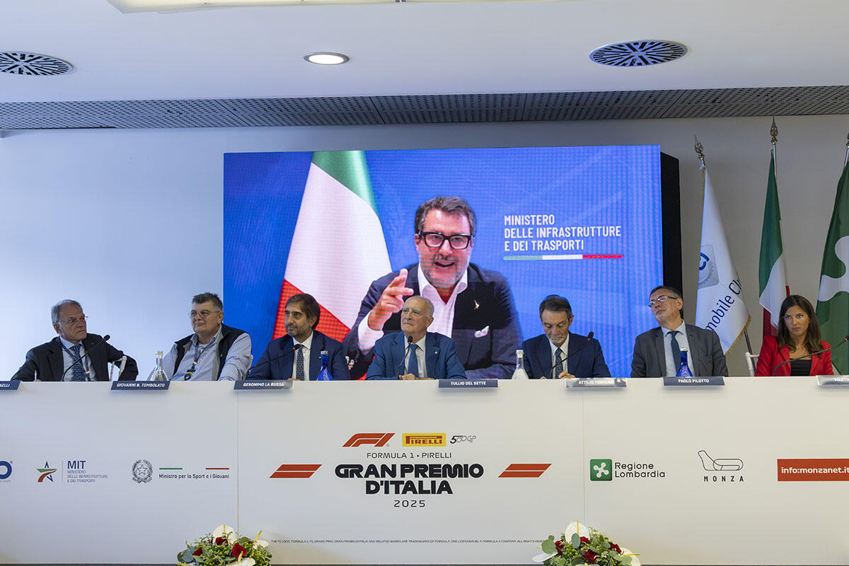Il collegamento con Matteo Salvini durante la conferenza stampa