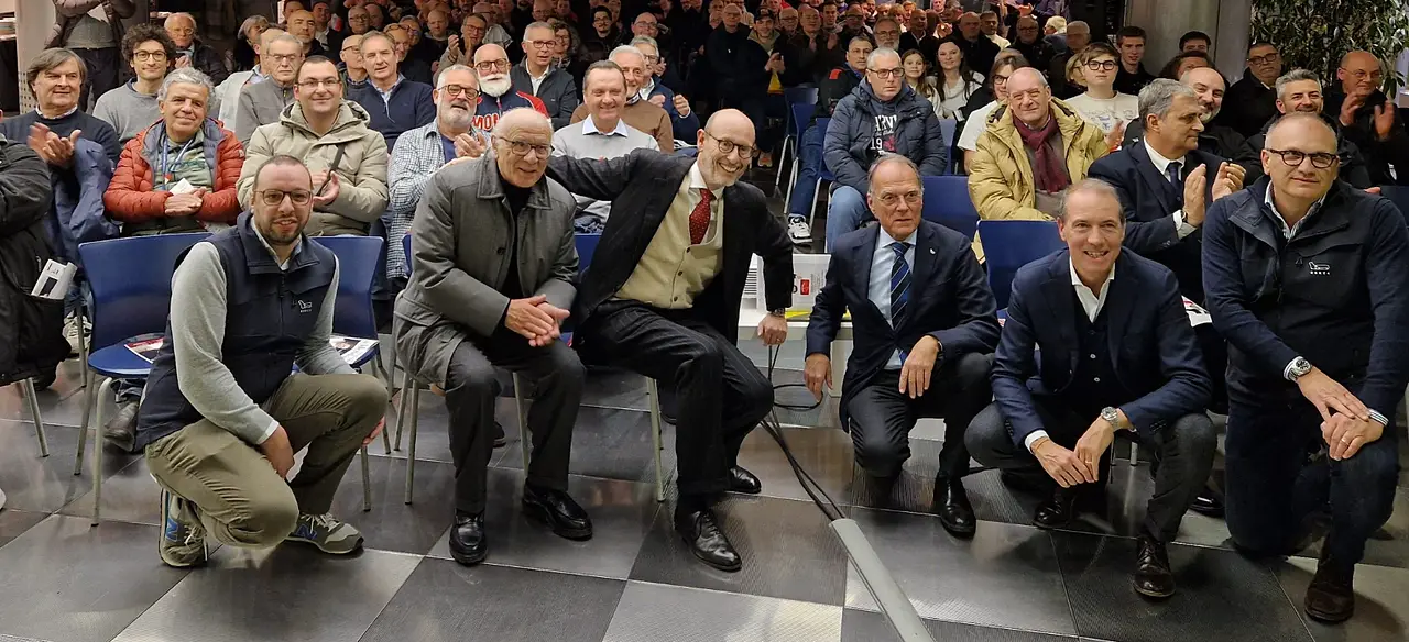 Foto di gruppo all'Autodromo di Monza