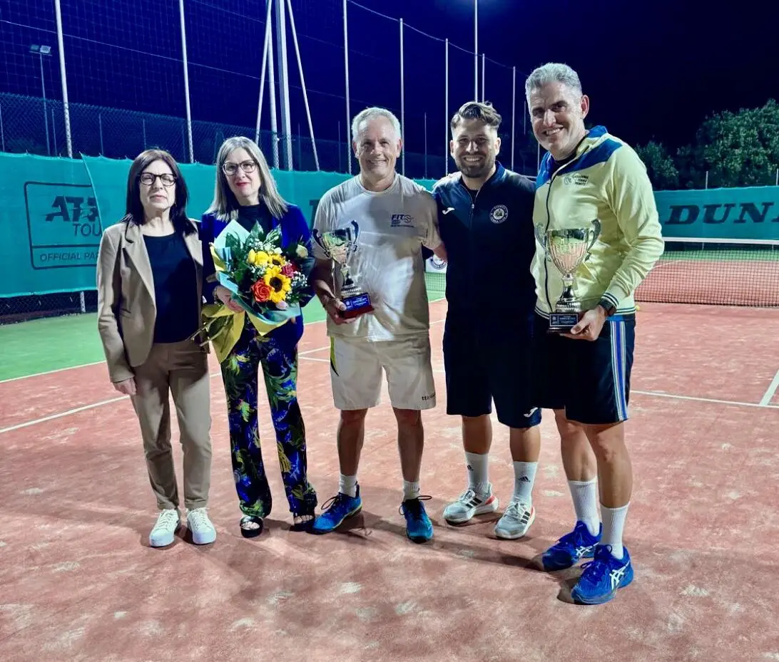 Il vincitore Gregorio Fisichella festeggia la vittoria del primo "Memorial Andrea De Luca" insieme all'organizzatore Fabio Ponzio e ai familiari di Andrea De Luca.