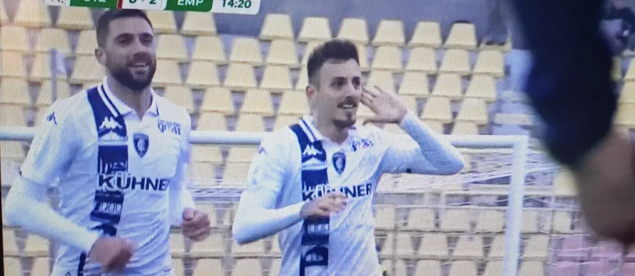 Nasti esulta dopo il gol al Catanzaro