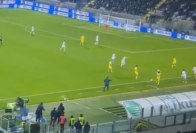 Gol di Corrado in Frosinone-Bari