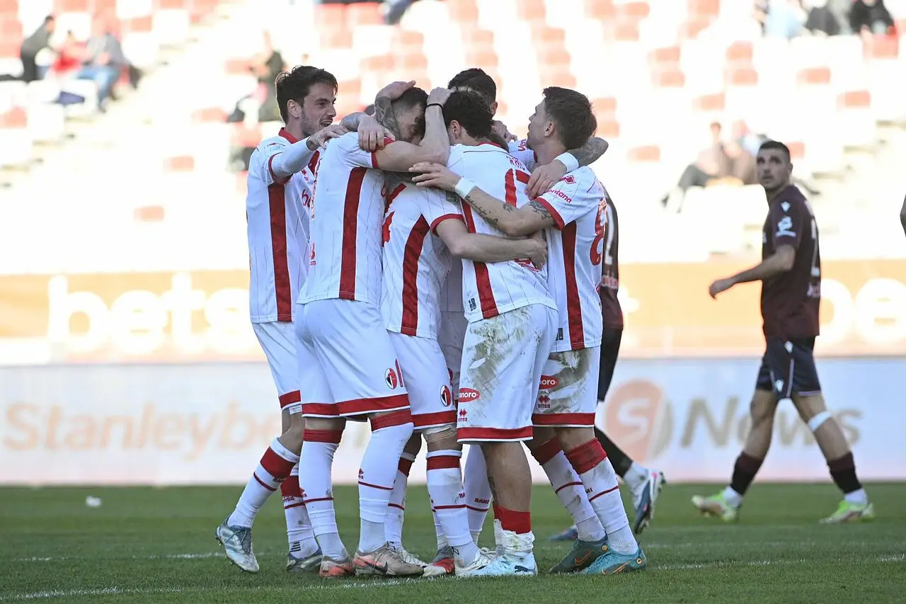 Esultanza di gruppo del Bari dopo un gol