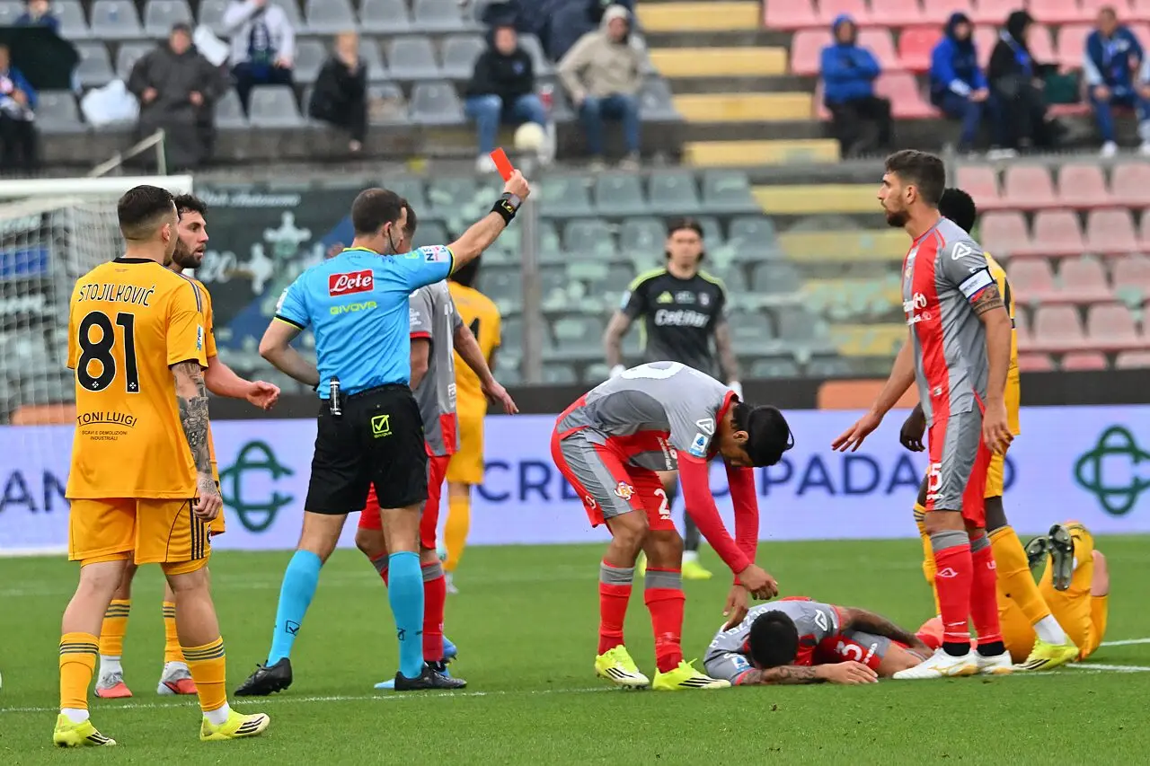 L'arbitro espelle Loyola per il fallo su Pezzella