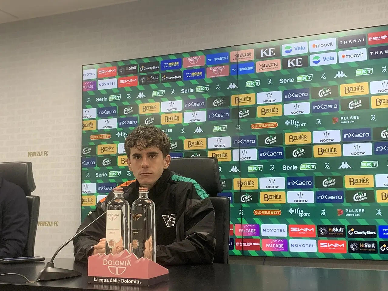 Dagasso, centrocampista del Venezia, in conferenza stampa