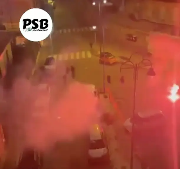 Screen del video dei petardi esplosi sotto l'hotel del Catanzaro