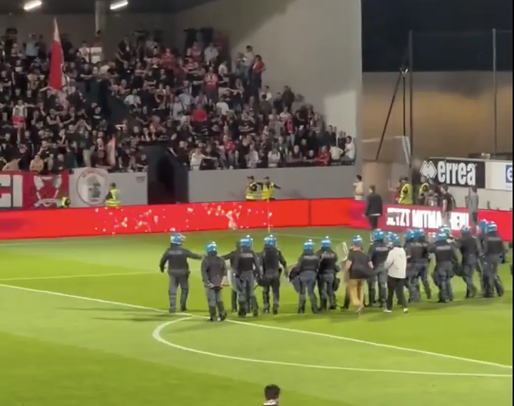 Cordone di polizia sotto il settore dei tifosi del Bari