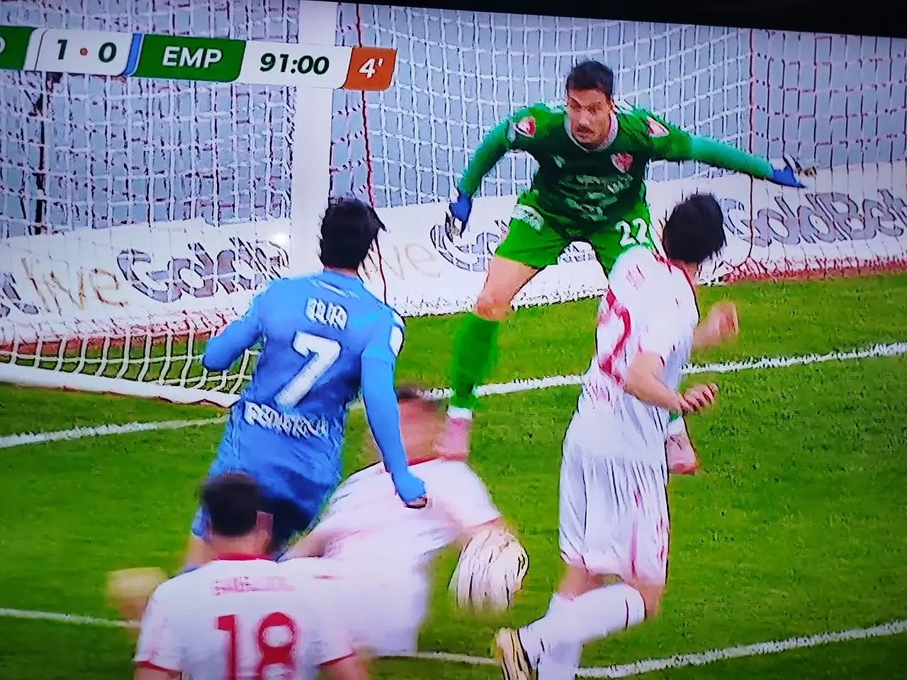 l'Empoli chiede il penalty per fallo di mano