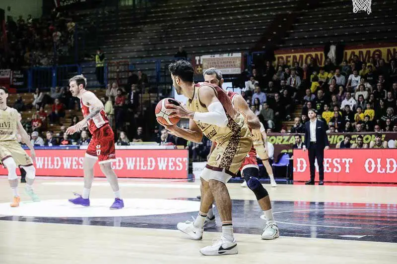 JuVi, non basta una grande reazione: Rimini passa al PalaRadi