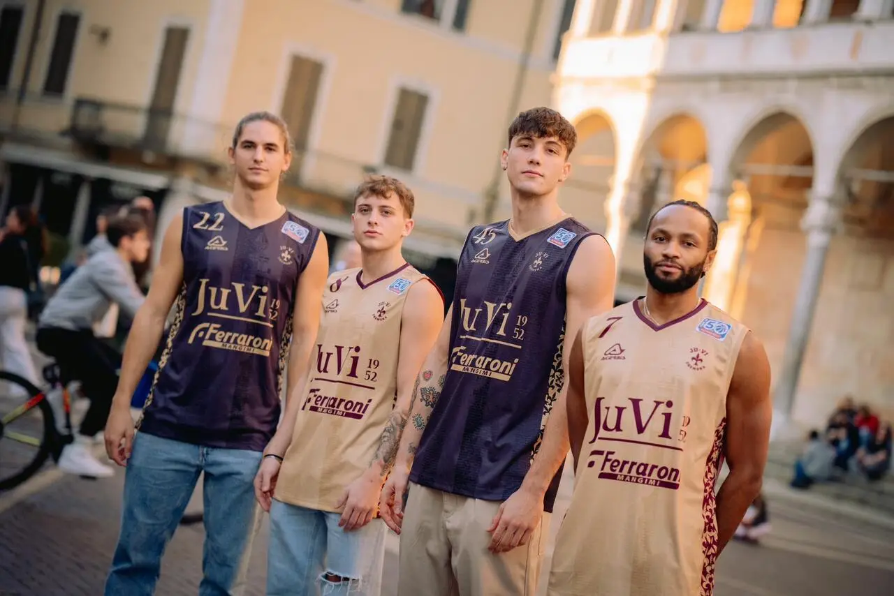 La città, La JuVi, un legame unico che si tramanda di generazione in generazione 🧬  Acquista subito le divise Home & Away 24/25 ⚜️