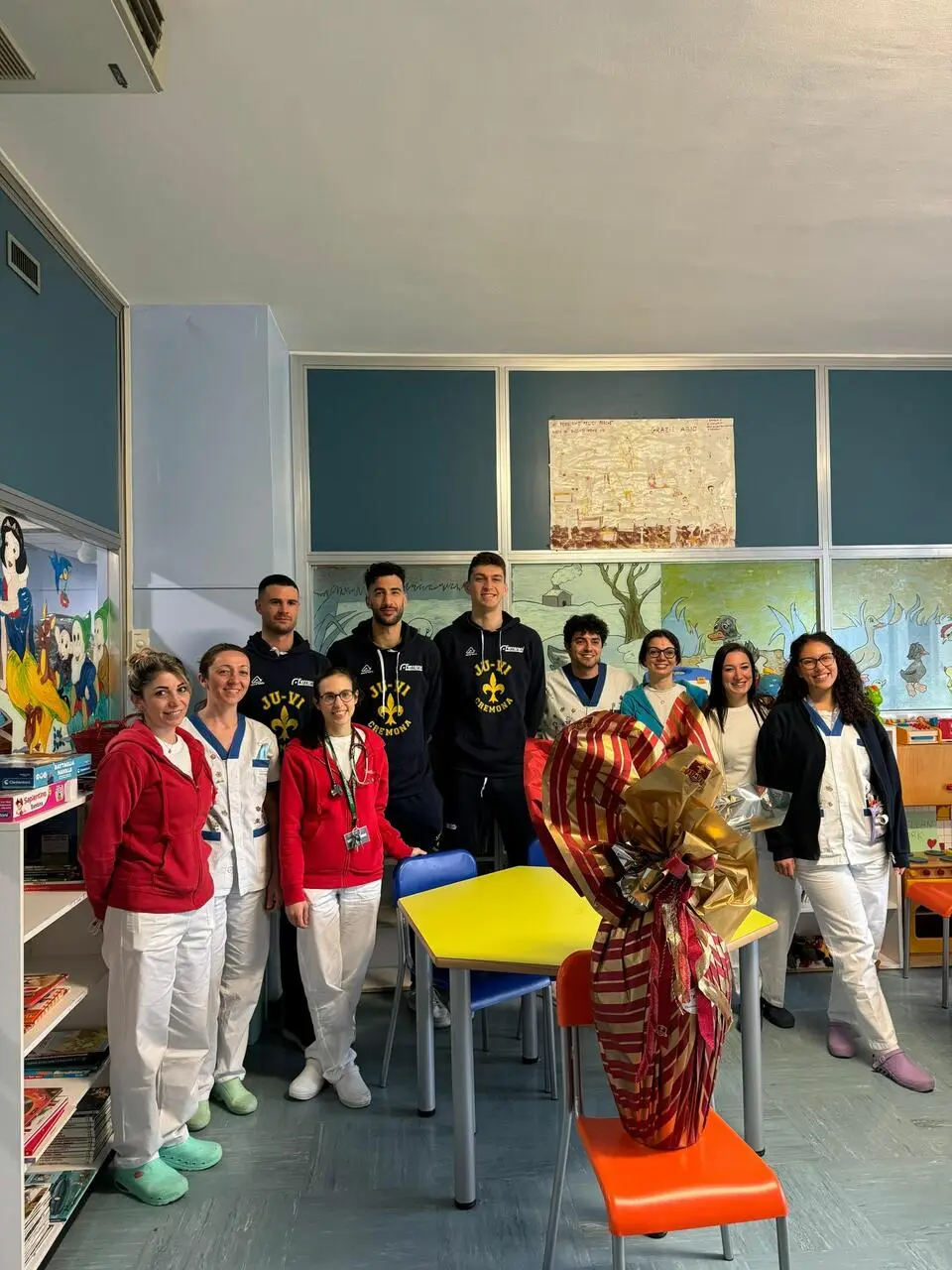 UOVA DI CIOCCOLATA PER LA PEDIATRIA DAI GIOCATORI DELLA JUVI CREMONA.