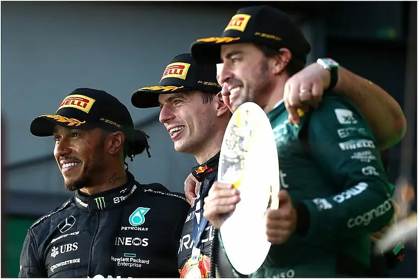Verstappen, Hamilton e Alonso insieme sul podio